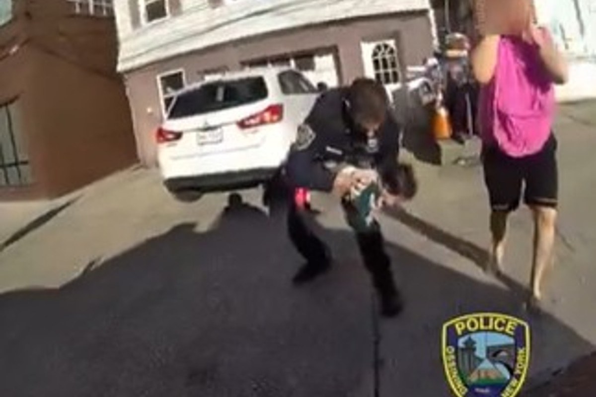Policjant z Nowego Jorku ratuje duszące się niemowlę. Nagranie z akcji porusza świat