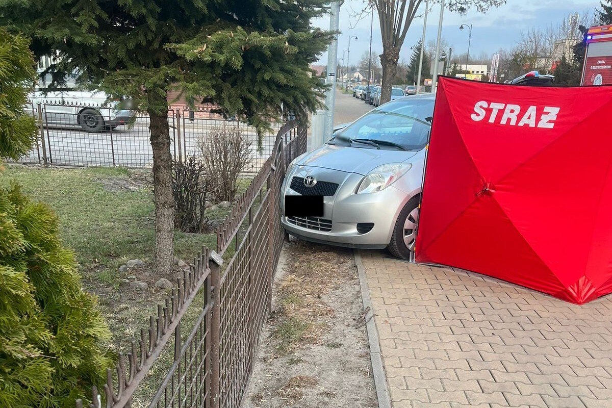 Tragiczny wypadek w Dęblinie. Seniorka zmarła po uderzeniu w ogrodzenie komisariatu