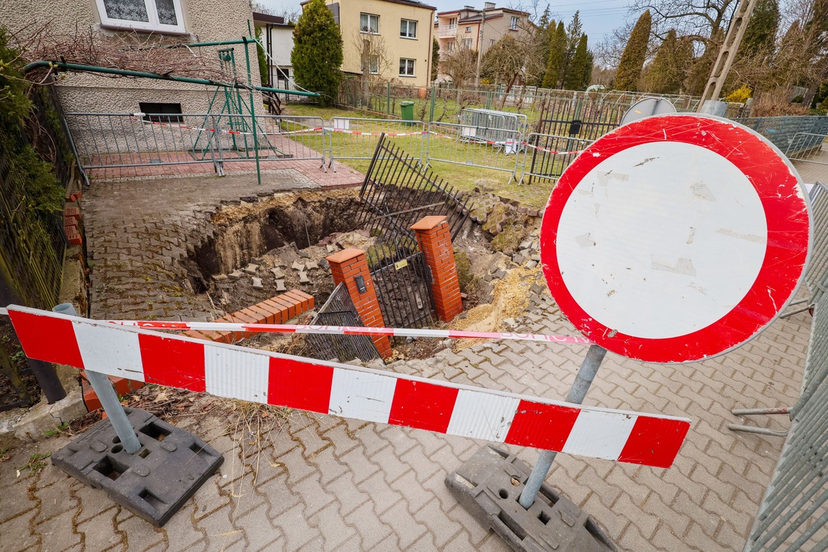 Zapadlisko w Będzinie pochłonęło fragment posesji. Służby badają przyczyny i zagrożenie