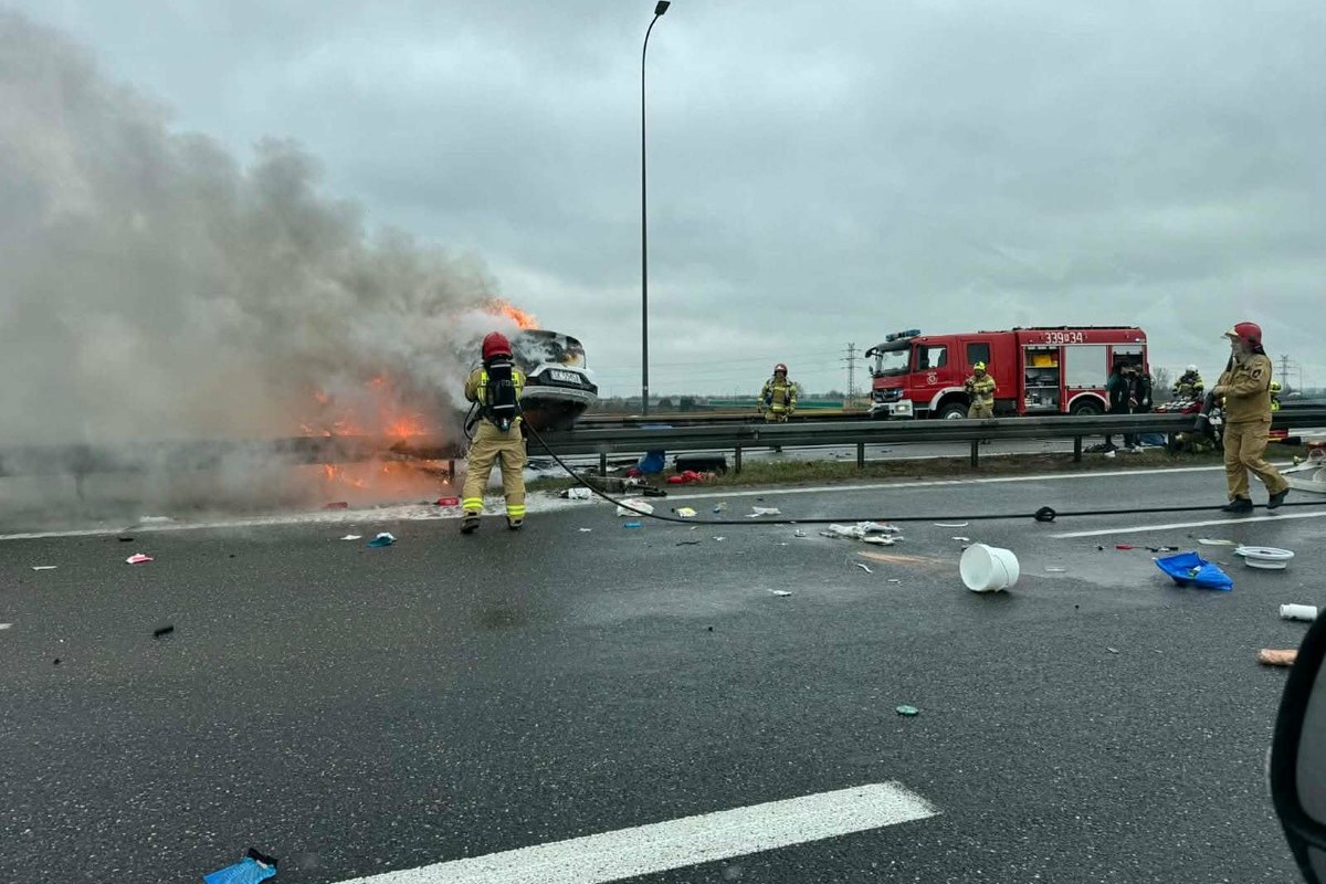 Groźne zderzenie i pożar na S19 pod Rzeszowem. Droga całkowicie zablokowana