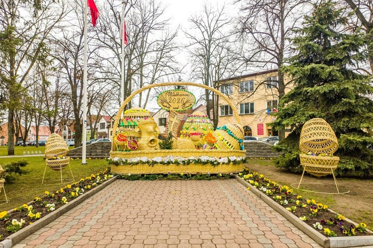 Wielkanocne arcydzieło z wikliny. Gigantyczna święconka w Rudniku podbija internet