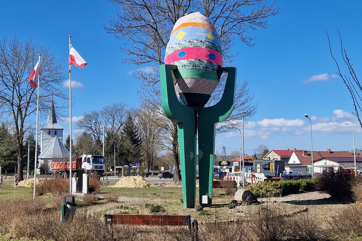 Wielkanocna metamorfoza największego pomnika ziemniaka na świecie w Besiekierzu
