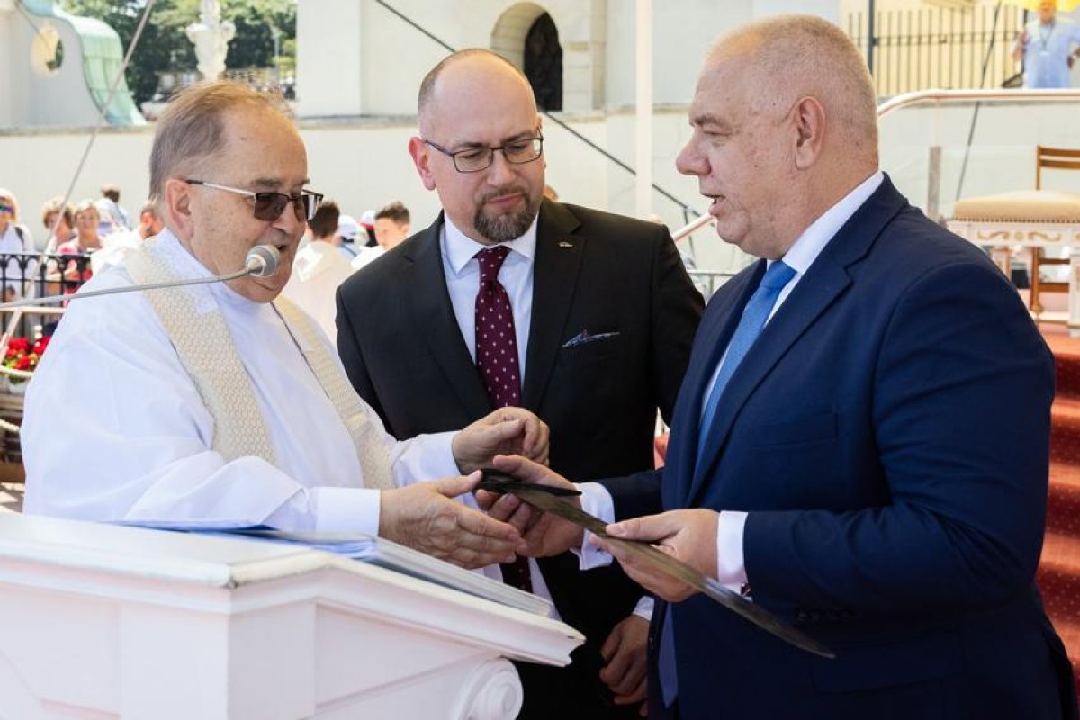 Śledztwo w sprawie darowizny od Enei dla ojca Rydzyka. Miecz za ćwierć miliona złotych pod lupą