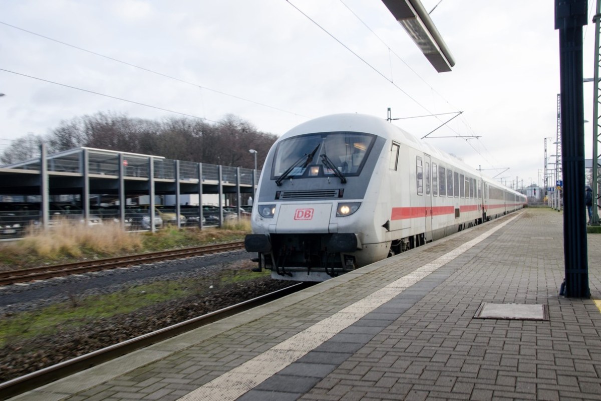 Brutalny atak w pociągu pod Berlinem. Policja poszukuje dwunastu napastników