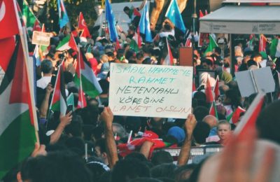 Peter Magyar w bastionie Fideszu: Ostatnie godziny kampanii przed węgierskimi wyborami