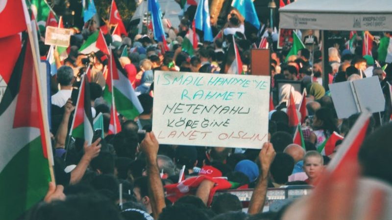 Peter Magyar w bastionie Fideszu: Ostatnie godziny kampanii przed węgierskimi wyborami