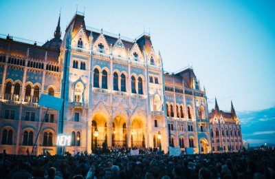 Peter Magyar w bastionie Fideszu: Ostatnie godziny kampanii przed węgierskimi wyborami