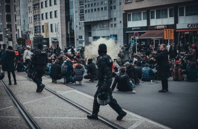 Napięcia przed Trybunałem Konstytucyjnym. Sędziowie weszli do gmachu pod policyjną ochroną