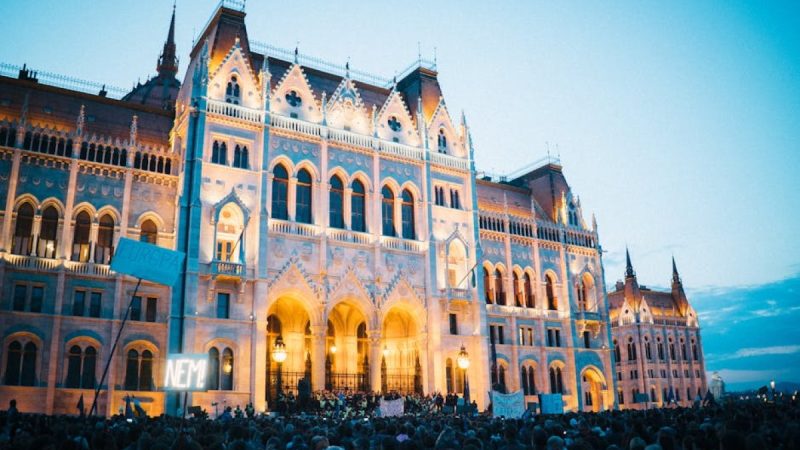 Przedwyborczy sondaż na Węgrzech: Opozycja z przewagą, ale niepewność wciąż duża