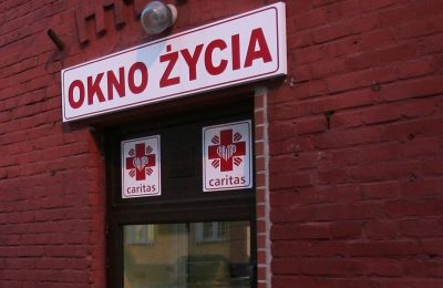 Noworodek znaleziony w oknie życia w Kartuzach. Dziecko jest bezpieczne