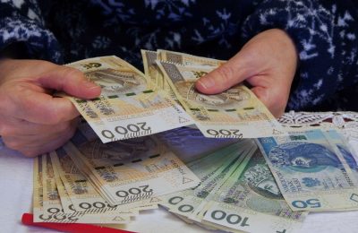 Przyszłość świadczeń dla seniorów w transporcie: MRPiPS o 13. i 14. emeryturze oraz bonie leczniczym