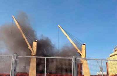 Pożar na statku pod cypryjską banderą w porcie Gdańsk. Służby gasiły ogień w ładowni