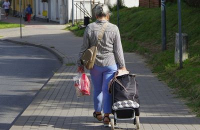 Rodzicielskie świadczenie uzupełniające: dodatkowe wsparcie finansowe dla seniorek po marcowej waloryzacji