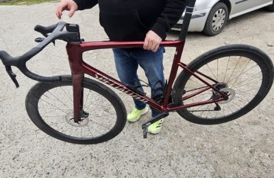 Kradzież roweru podczas wyścigu kolarskiego. Złodziej wmieszał się w peleton
