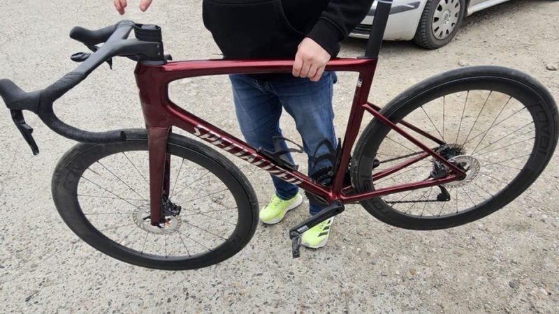 Kradzież roweru podczas wyścigu kolarskiego. Złodziej wmieszał się w peleton