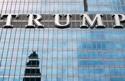 Kontrowersje wokół Trumpa: usunięty obraz i krytyka za atak na papieża