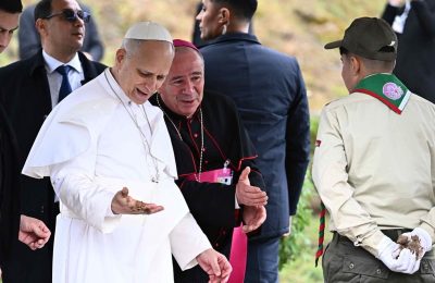 Papież Leon XIV zaskoczony podczas sadzenia drzewa. Zabawna wpadka w Algierii