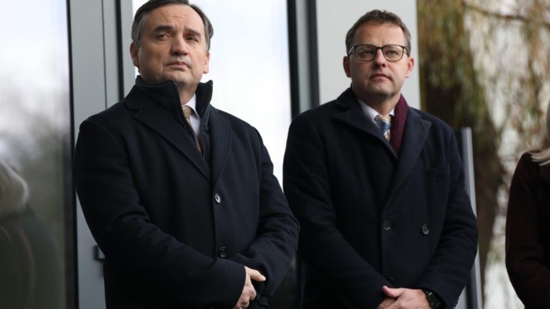 Sprawa Ziobry i Romanowskiego: Polacy komentują list gończy i domagają się odpowiedzialności