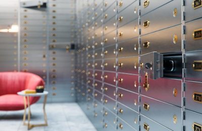 Banki zamykają placówki, ale zatrudniają więcej ludzi. Skąd ten paradoks?