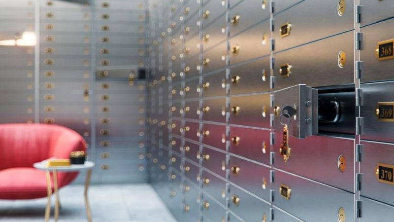 Banki zamykają placówki, ale zatrudniają więcej ludzi. Skąd ten paradoks?