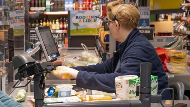 Premie w handlu: System motywacyjny czy pułapka na pracowników?