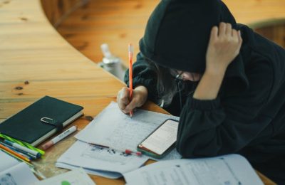 Prace domowe znów oceniane? Eksperci rekomendują zmiany w systemie edukacji