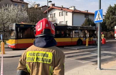Pożar autobusu komunikacji miejskiej w Warszawie. Siedem osób ewakuowanych