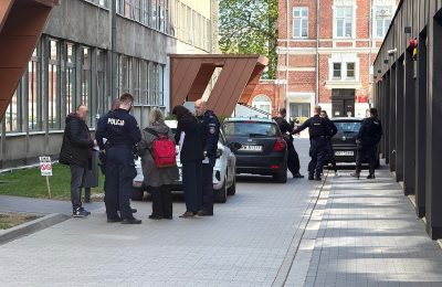 Fałszywy alarm i ewakuacja szkoły w Warszawie. Policja dementuje plotki o groźbach