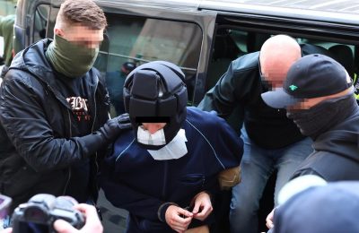 Prokuratura chce umorzenia sprawy Mieszka R. po ataku siekierą na UW