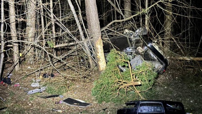 Groźny wypadek pod Ełkiem. Kierowca pod wpływem narkotyków uciekł z miejsca zdarzenia