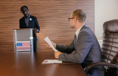 Politycy a Biblia: Kiedy cytowanie staje się manipulacją