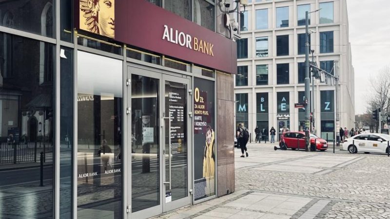Alior Bank kusi nowych klientów: 1300 zł korzyści za otwarcie konta