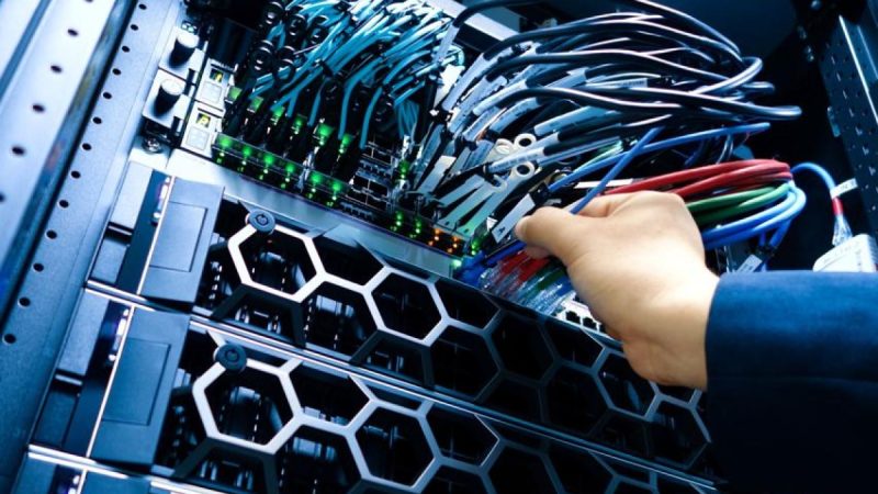 Awaryjne prace serwisowe w bankach. Klienci mogą mieć problemy z płatnościami kartą i bankomatami