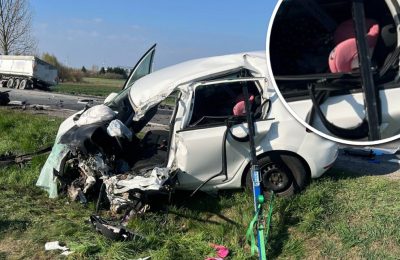 Fotelik dziecięcy w rozbitym samochodzie. Dramatyczny wypadek pod Radomiem