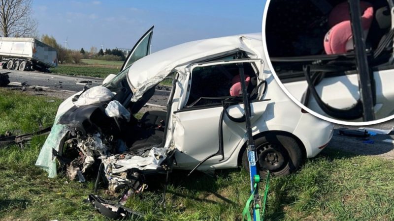 Fotelik dziecięcy w rozbitym samochodzie. Dramatyczny wypadek pod Radomiem