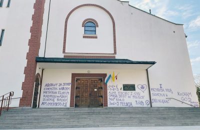 Wstrząsający akt wandalizmu na kościele w Trzebini. Parafianie i proboszcz w szoku