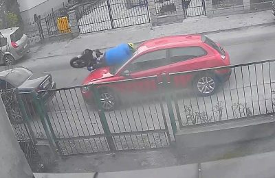 Nietypowa kolizja w Luboniu: rowerzysta uderzył w zaparkowane auto i uciekł