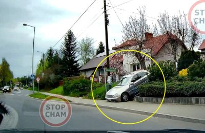 Niecodzienny manewr na rondzie w Wieliczce. Kierowca wjechał schodami