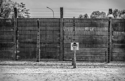 Naruszenie powagi miejsca pamięci. Obcokrajowcy oskarżeni po wtargnięciu do Auschwitz