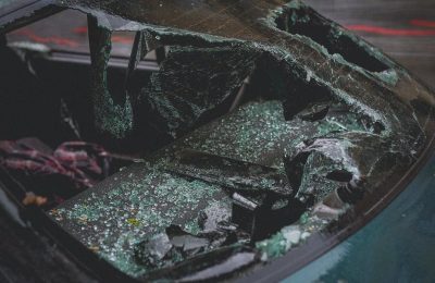 Wypadek w Szczecinie: Samochód uderzył w zakład pogrzebowy po kolizji