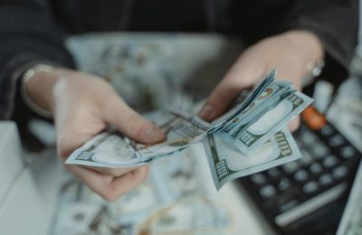 Emerytury przewyższają pensje, a Trump przedłuża zawieszenie broni z Iranem – przegląd dnia