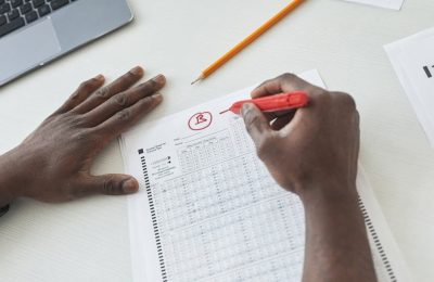Polscy nauczyciele masowo rezygnują ze sprawdzania matur. Stawki odstraszają