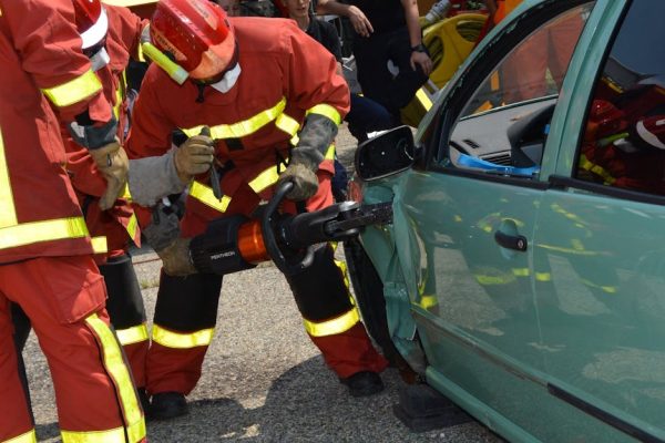 Tragiczny wypadek w Bolimowie. Samochód wpadł do zbiornika wodnego, trwała reanimacja trzech osób