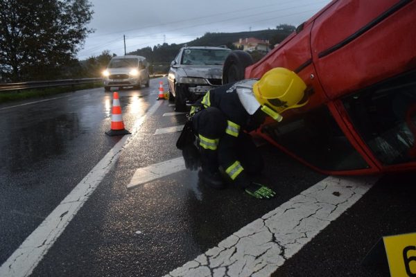 Tragedia w Bolimowie. Dwoje 19-latków nie żyje, trzeci pasażer w szpitalu