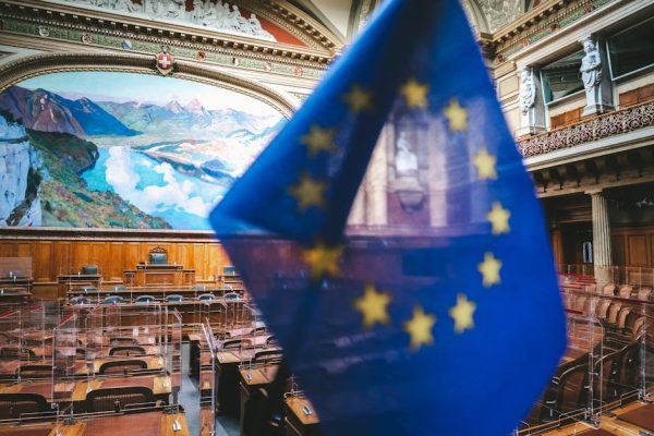 Premia za powrót do ojczyzny. Kontrowersyjny pomysł rządu Meloni na ograniczenie imigracji