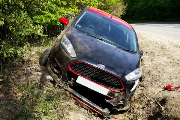 Pijany kierowca Opla uderzył w ciągnik. Wiózł pijaną ciężarną kobietę