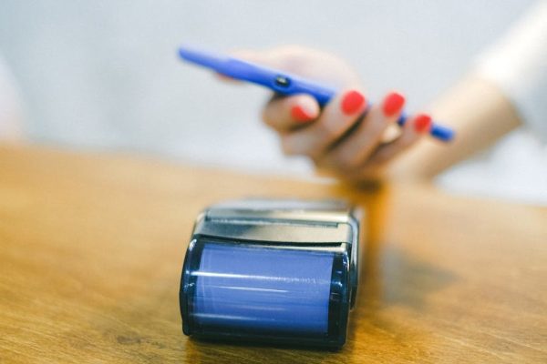 Szybka cyfryzacja płatności w Uzbekistanie budzi kontrowersje i problemy społeczne