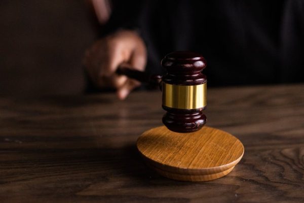 Sztuczna inteligencja na usługach oszustów. Pan Jerzy stracił oszczędności życia