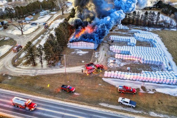 Pożar hali magazynowej w Słupnie – strażacy walczyli z ogniem przez wiele godzin