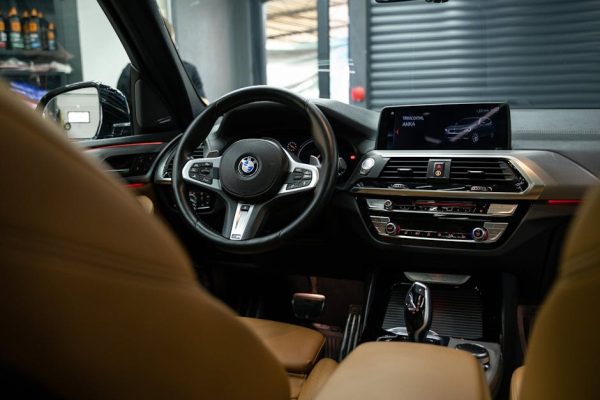 Znikające podzespoły z luksusowego SUV-a. Mechanik z powiatu śremskiego oskarżony o demontaż części